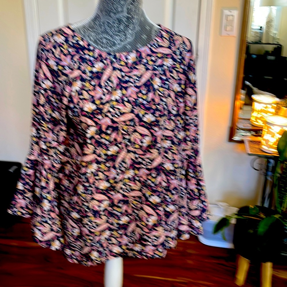 Floral blouse with winged 3/4 length sleeves